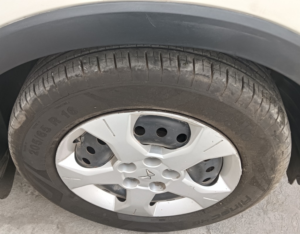 2023 Mahindra Xuv-300 w6 